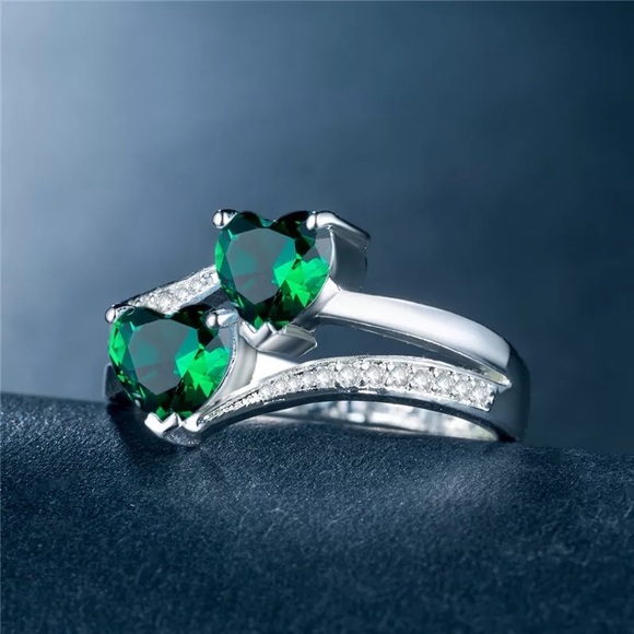 New 925 Silver Two Romantic Hearts Shape Emerald Ring - Picture 3 of 3